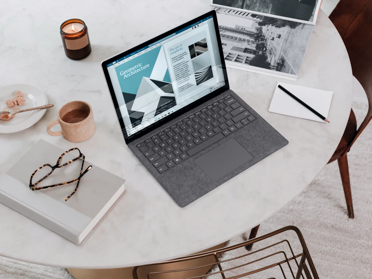 Postazione di lavoro con laptop
